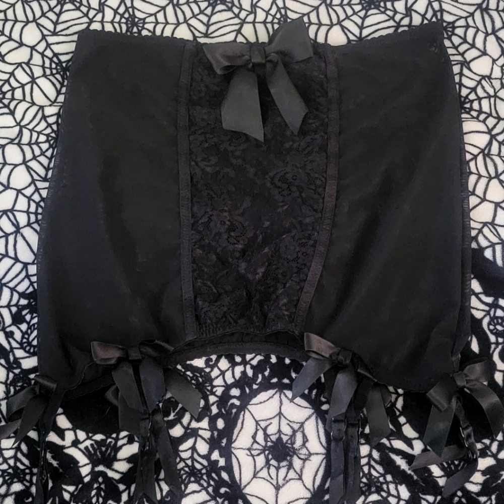 WIDOW 🕷🕸🕷 Size L BlK Garter skirt